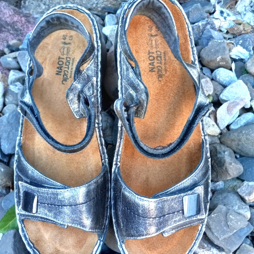 Naot Sandals. Distressed gold. Size 40, US 9. Made in Israel. Pure leather.